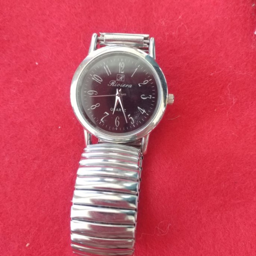 Riviera silver watch with black face. Great cond.